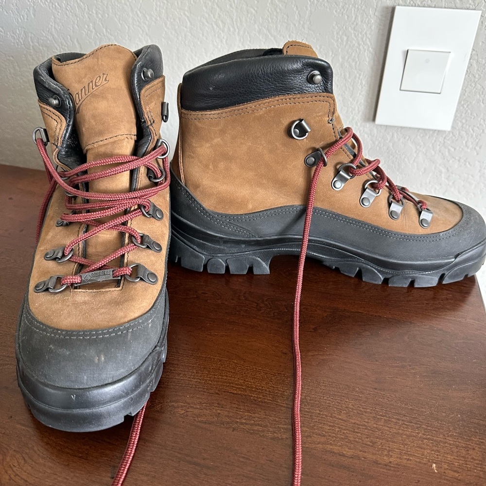 New Danner Womens Crater Rim Brown 6” hiking boot